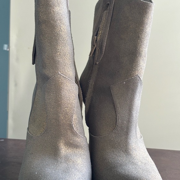 Tan and gold ankle boots. - Picture 4 of 8